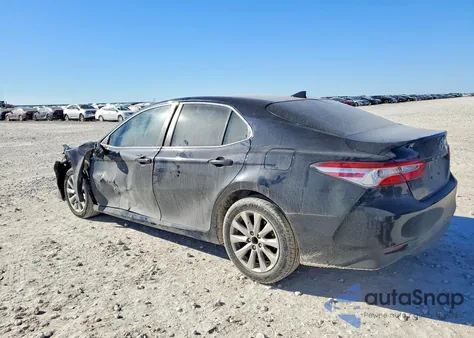 2020 Toyota Camry Le z USA, uszkodzony, nr VIN 4T1C11AK1LU317326